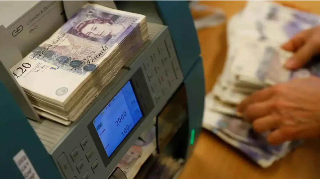 توقعات رفع الفائدة تدعم قوة الإسترليني أمام اليورو والدولار