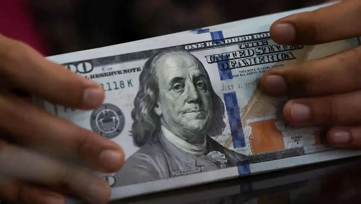 الدولار يقفز فوق 98 نقطة مع تصاعد التوترات وأسعار النفط